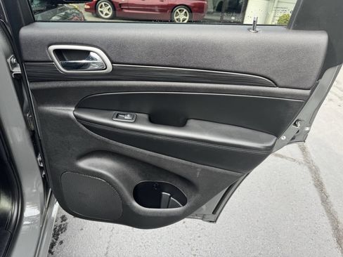 Used 2019 Jeep Grand Cherokee Altitude image 16
