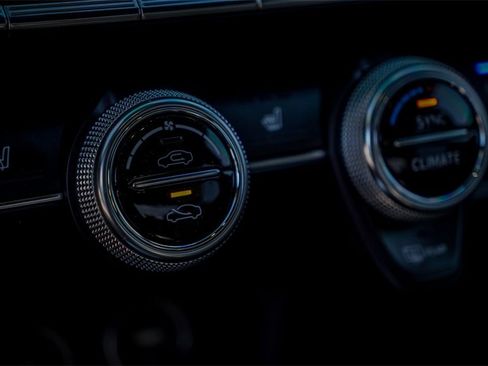 Used 2022 Genesis G70 3.3T image 24