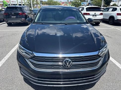 Used 2023 Volkswagen Jetta SE w/ Panoramic Sunroof Package FWD image 2