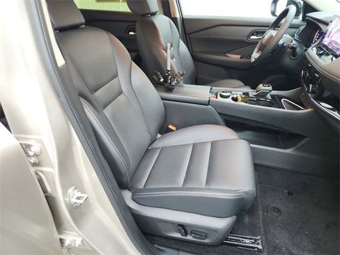 Used 2025 Nissan Rogue SL w/ Tech Package image 38