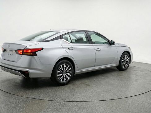 Used 2025 Nissan Altima 2.5 SV FWD image 9