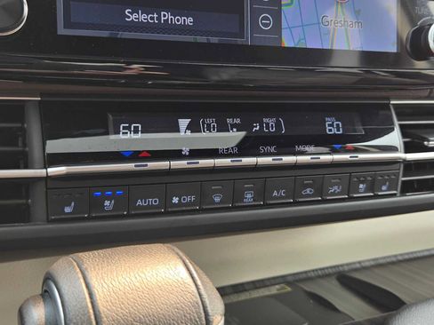 Used 2023 Toyota Sienna Platinum AWD/4WD image 31