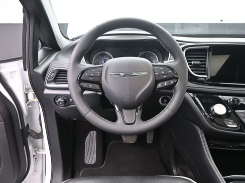 Used 2023 Chrysler Pacifica Limited w/ Uconnect Theater Family Group image 27