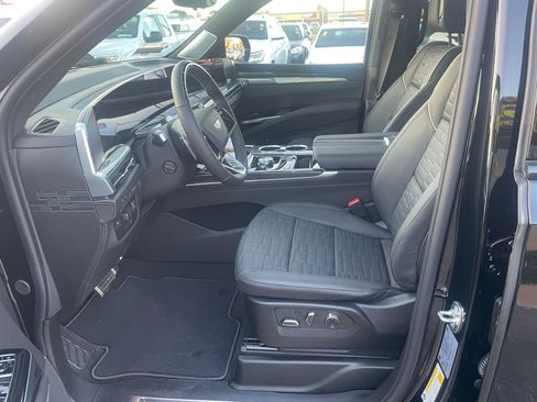 Used 2025 Cadillac Escalade ESV V AWD/4WD image 27