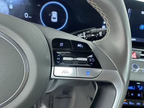 Used 2025 Hyundai Elantra SEL image 31