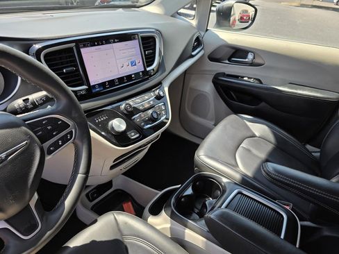 Used 2023 Chrysler Pacifica Touring-L FWD image 22