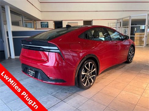 Used 2025 Toyota Prius Plug-In Hybrid image 3