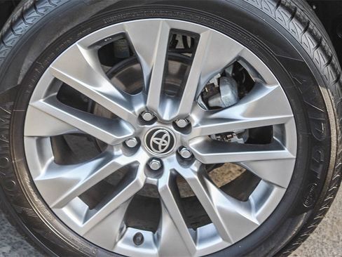 Used 2023 Toyota RAV4 XLE Premium image 11