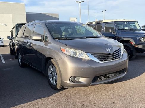 Used 2017 Toyota Sienna LE FWD image 3