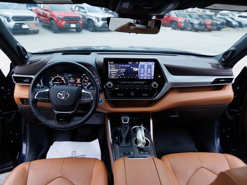 Used 2021 Toyota Highlander Platinum image 40