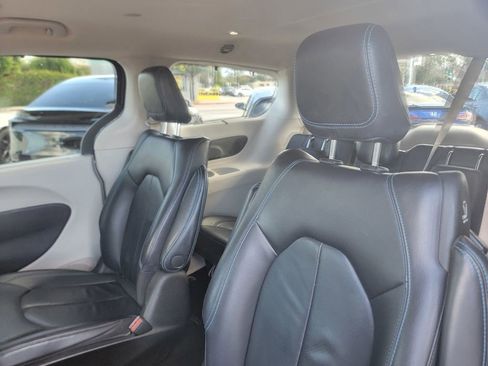 Certified 2021 Chrysler Pacifica Touring-L image 16