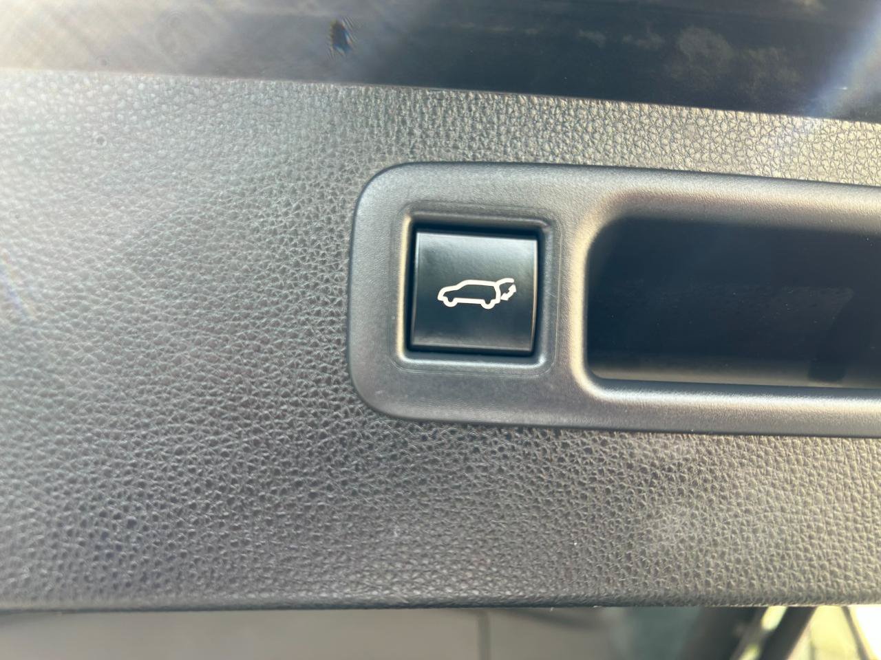 Used 2022 Toyota Highlander XLE AWD/4WD image 19