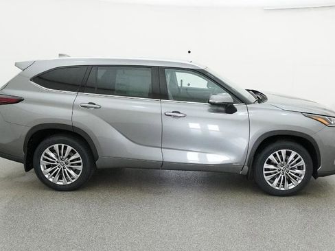 New 2026 Toyota Highlander Platinum image 25