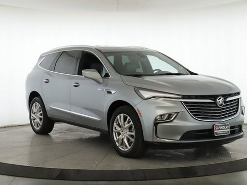 Used 2024 Buick Enclave Essence image 2