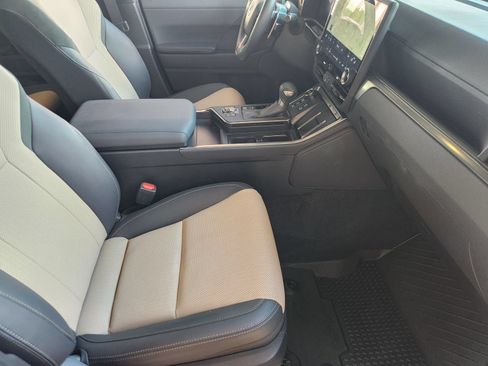 Used 2025 Lexus GX 550 AWD/4WD image 13