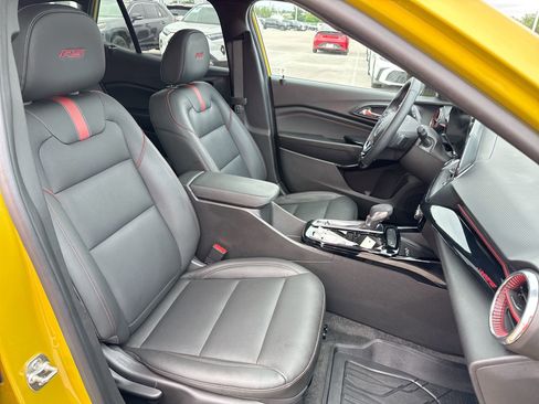 Used 2025 Chevrolet Trax RS w/ Sunroof Package FWD image 25