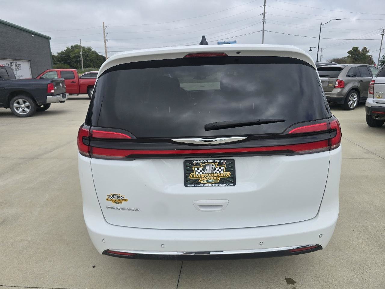 Used 2023 Chrysler Pacifica Touring-L FWD image 4