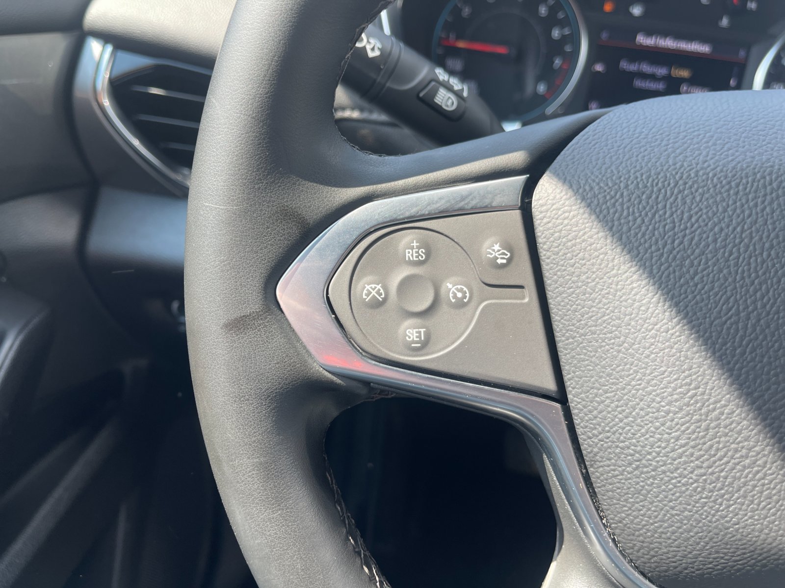 Used 2023 Chevrolet Traverse LT FWD image 27
