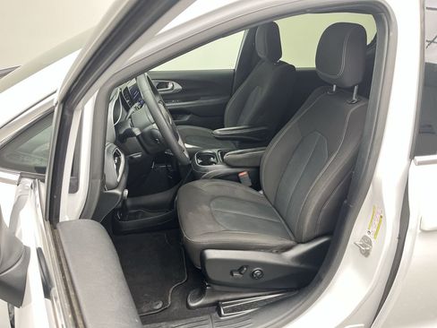 Used 2023 Chrysler Pacifica Touring FWD image 8