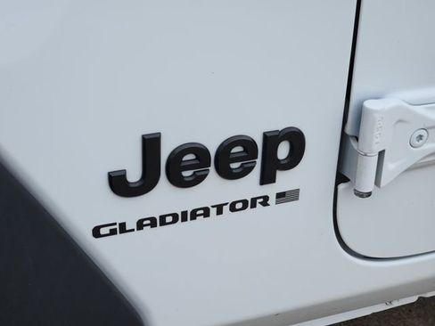 Used 2025 Jeep Gladiator Sport AWD/4WD image 11