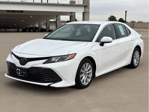 Used 2019 Toyota Camry LE image 3