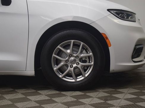 Used 2023 Chrysler Pacifica Touring FWD image 30