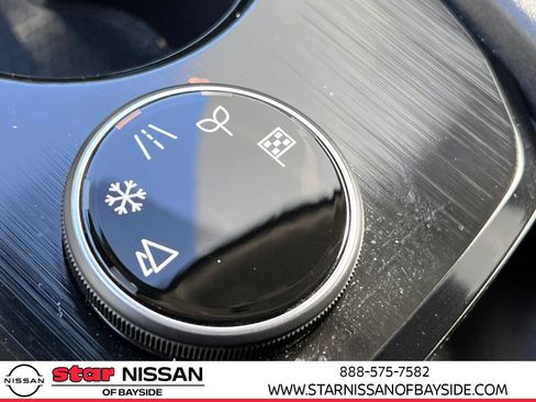 Used 2023 Nissan Rogue S image 32