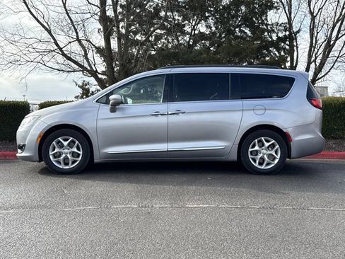 Used 2017 Chrysler Pacifica Touring-L w/ Tire & Wheel Group image 9