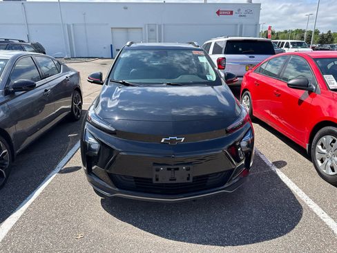 Used 2023 Chevrolet Bolt EUV Premier w/ Sun & Sound Package FWD image 2