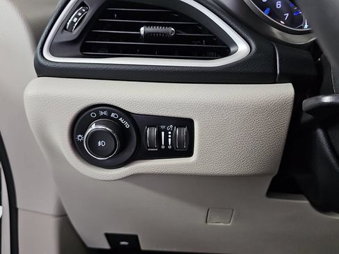 Used 2023 Chrysler Pacifica Touring-L FWD image 23