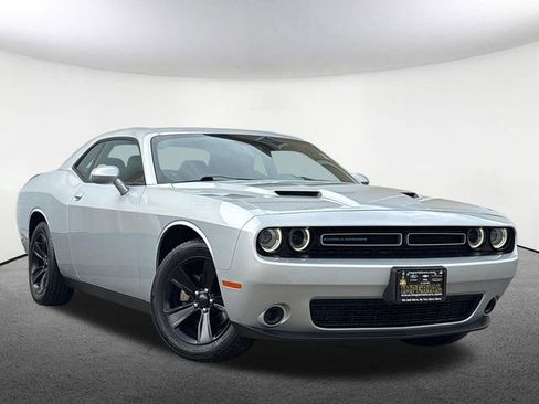 Used 2023 Dodge Challenger SXT image 2