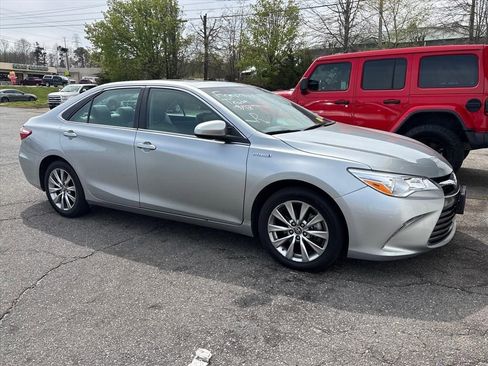 Used 2017 Toyota Camry XLE w/ Moonroof Package image 5