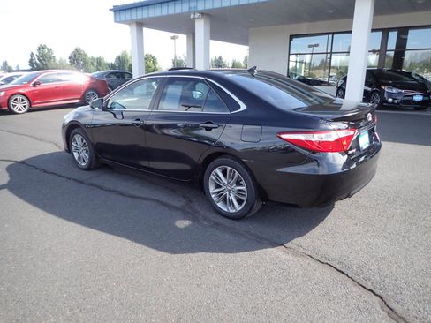 Used 2017 Toyota Camry SE FWD image 3