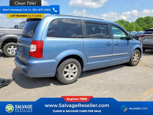 Used 2012 Chrysler Town & Country Touring FWD image 4