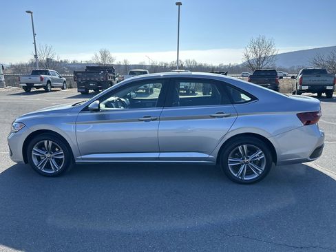 Used 2023 Volkswagen Jetta SE image 4