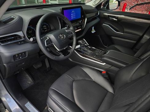 Certified 2026 Toyota Highlander Limited AWD/4WD image 8