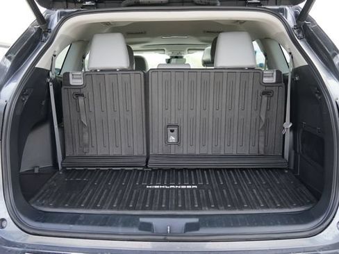 Used 2023 Toyota Highlander XLE AWD/4WD image 7