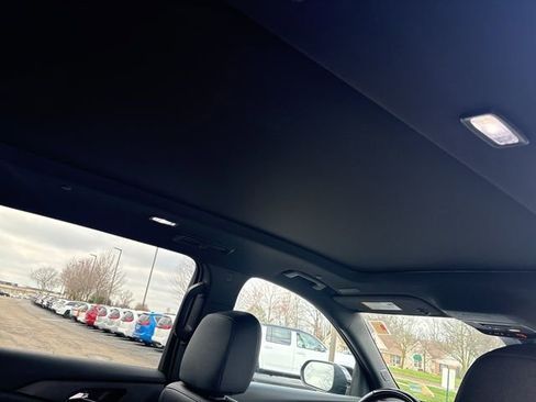 Used 2024 Chevrolet Traverse RS image 8