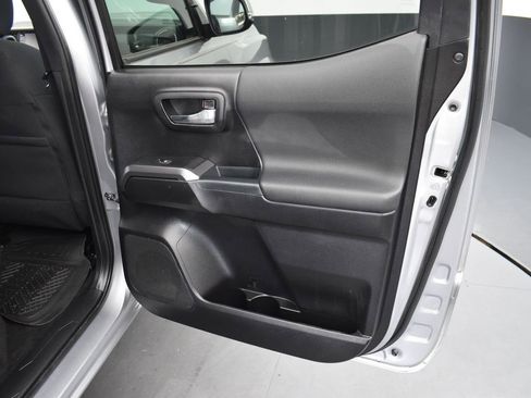 Used 2020 Toyota Tacoma TRD Sport image 9