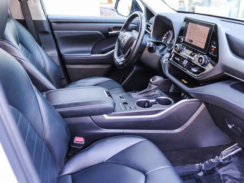 Used 2023 Toyota Highlander XLE FWD image 18