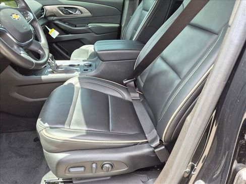 Used 2022 Chevrolet Traverse Premier FWD image 16