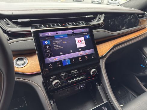 Used 2025 Jeep Grand Cherokee L Summit AWD/4WD image 15