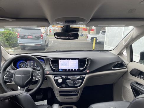 Used 2024 Chrysler Pacifica Touring-L image 50