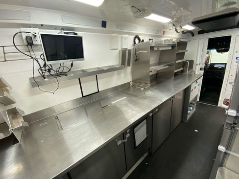 Used 2022 Mercedes-Benz Sprinter 4500 w/ Parking Package image 24