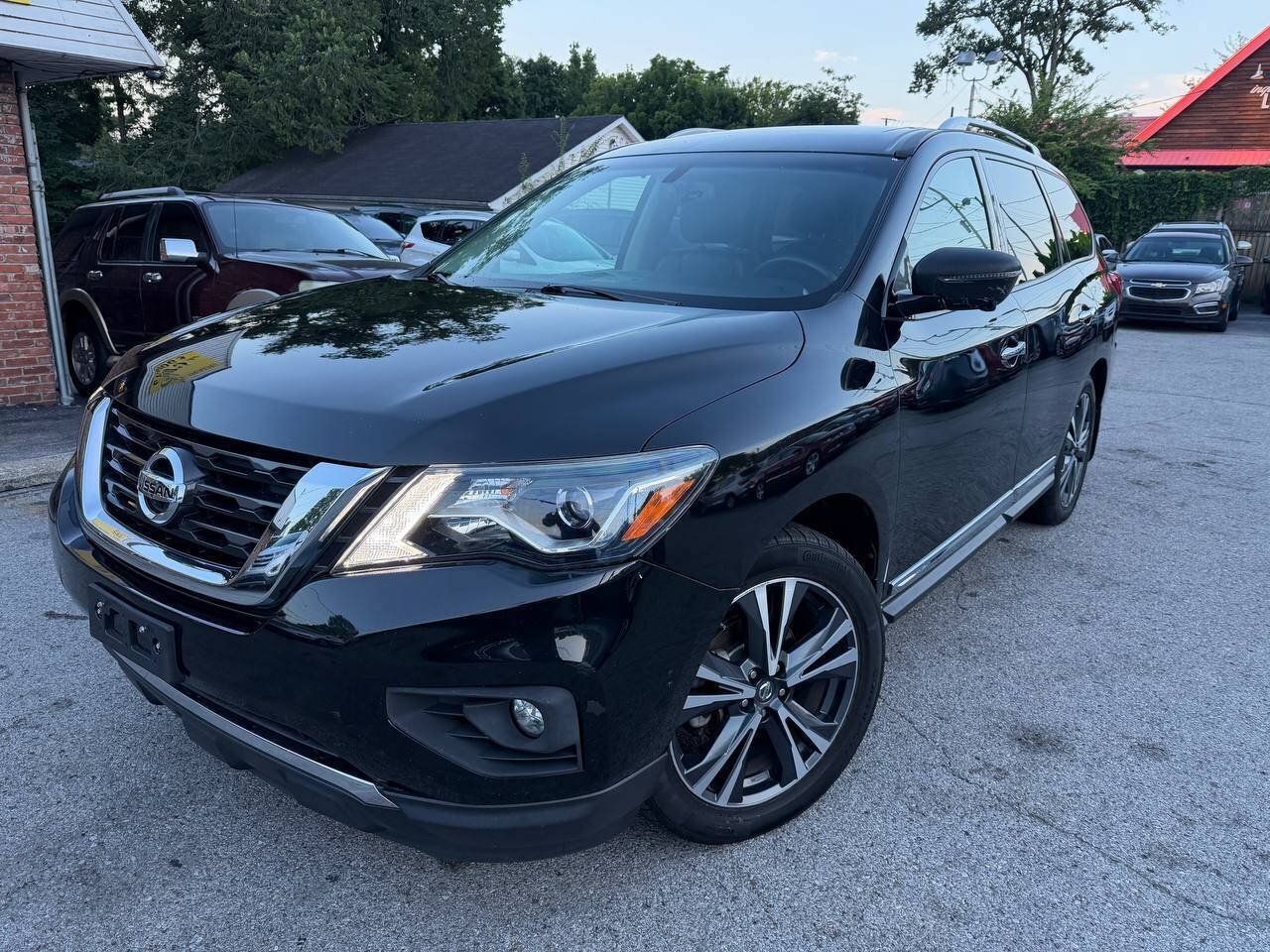 Used 2017 Nissan Pathfinder SL FWD image 1