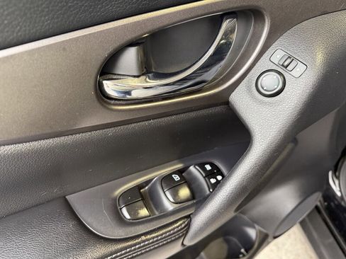 Used 2014 Nissan Rogue SV image 18