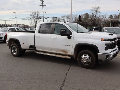 Used 2024 Chevrolet Silverado 3500 LT image 2