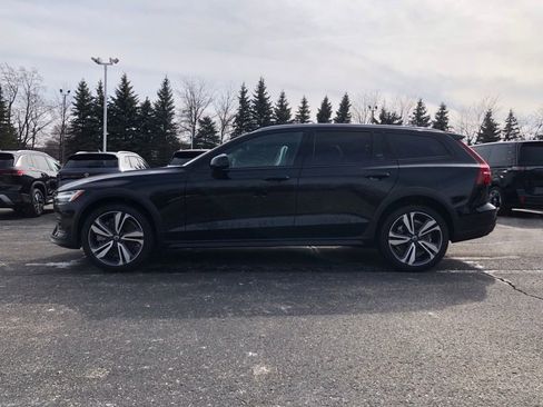 Used 2025 Volvo V60 B5 Cross Country Plus image 4