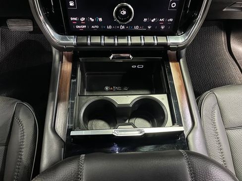 Used 2025 GMC Yukon XL Denali AWD/4WD image 23