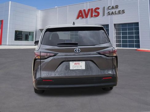Used 2025 Toyota Sienna LE FWD image 5
